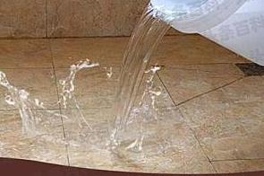 石龙漏水维修 免砸砖防水材料该如何施工